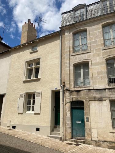 an old brick building with a green door at Et Pop Et Chic, la maison ! in Poitiers