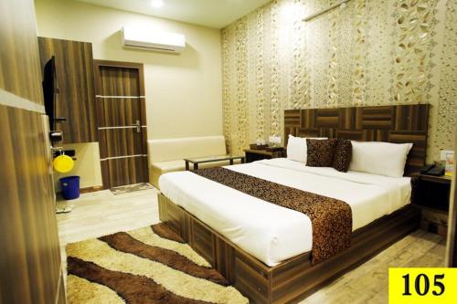 una camera da letto con un letto grande in una stanza di Hotel LAVENIR a Rohtak