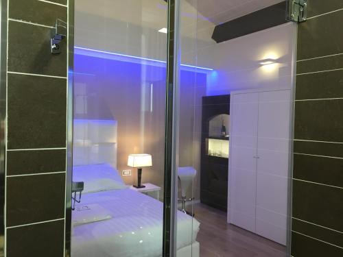 um pequeno quarto com uma cama e uma porta de vidro em Maga Mirì Relais Suite em Spinazzola