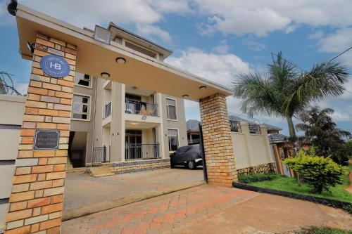 ein Haus mit einem davor geparkten Auto in der Unterkunft Homes by her in Entebbe