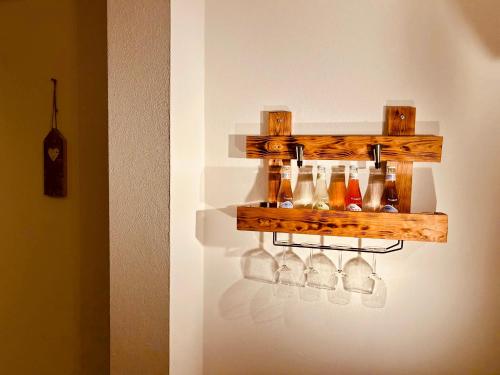 ein Regal mit vielen Flaschen an einer Wand in der Unterkunft Ferienwohnung CityNest - moderne Wohnung zentral in Schmallenberg in Schmallenberg