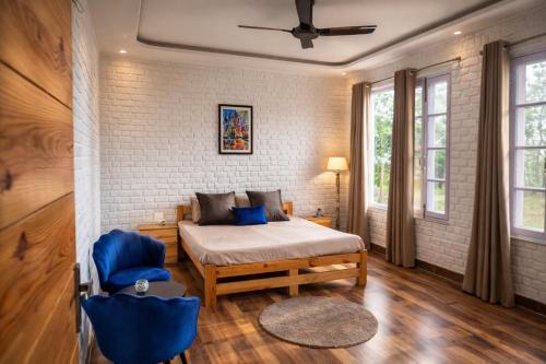 una camera da letto con un letto e un muro di mattoni di Hibiscus a Kota Bāgh
