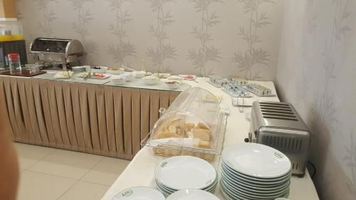 una cucina con bancone con piatti e stoviglie di Hotel Kabacam Aydin a Aydın