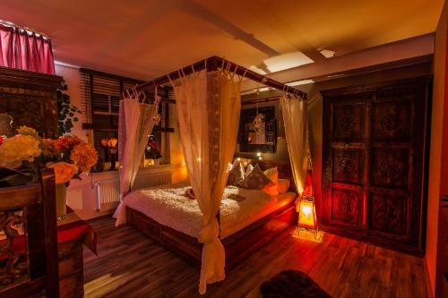 Postel nebo postele na pokoji v ubytování Whirlpool Suite Marrakesch-Lounge