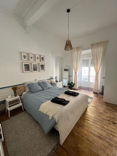a bedroom with a large bed in a room at Casa do Avô in Sacavém