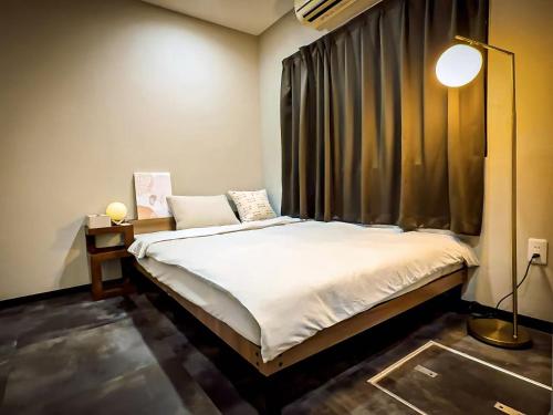 Mando Hotel 101 , 5-minute walk from Iryu subway , 15 Minutes to Senso-ji Temple , 1 bedroom with Shared Patio