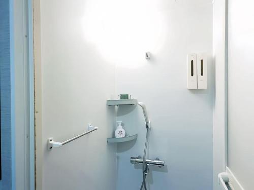Mando Hotel 101 , 5-minute walk from Iryu subway , 15 Minutes to Senso-ji Temple , 1 bedroom with Shared Patio