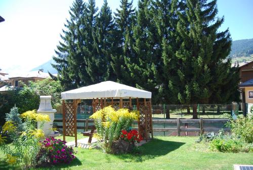 Κήπος έξω από το Chalet Gardenia