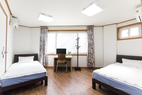 Postel nebo postele na pokoji v ubytování Kory Guesthouse
