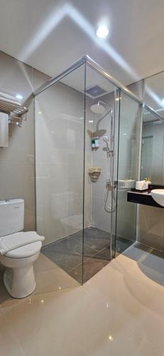 un bagno con doccia, wc e lavandino di Sunflower Hotel Syariah near Juanda Airport a Dares
