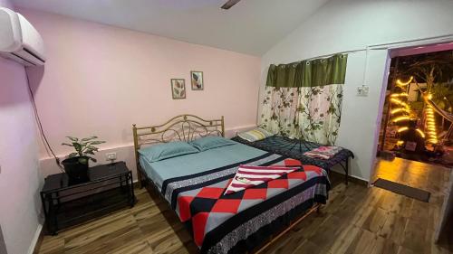 Een bed of bedden in een kamer bij Nature of Arambol