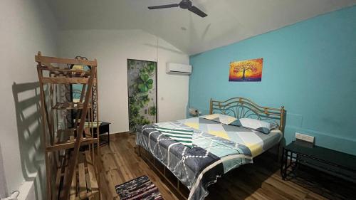 Een bed of bedden in een kamer bij Nature of Arambol