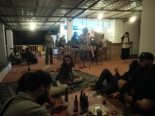 Gæster der bor på Kumbaya Beachside Hostel & Apartments at Arambol Beach