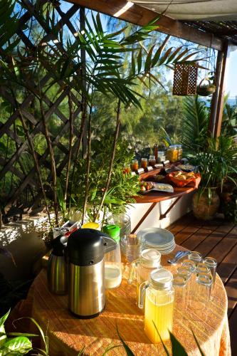 a table with a pot on top of it at Baia Sonambula in Praia do Tofo