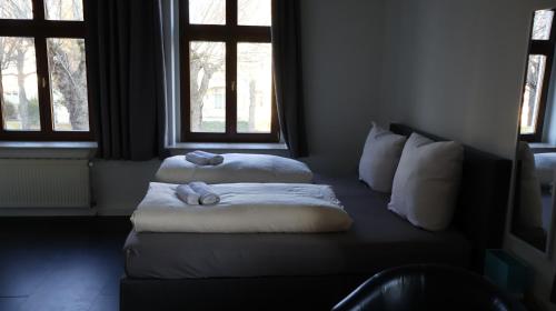 twee bedden in een kamer met twee teddyberen bij Hotel an der Rennbahn in Dresden