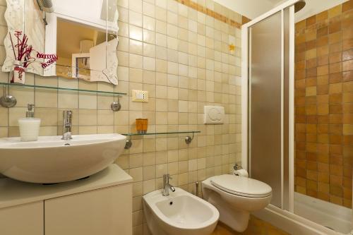 uma casa de banho com um lavatório e um WC em Camera Dolcenotte em Orta San Giulio