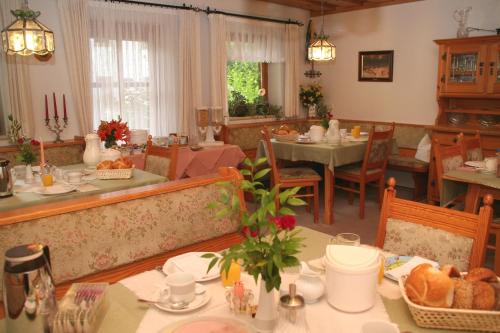 Reštaurácia alebo iné gastronomické zariadenie v ubytovaní Alpenchalet Bianca