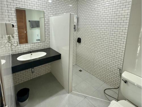 a white bathroom with a sink and a mirror at เคทูกรีน สุพรรณบุรี in Ban Hua Phrong
