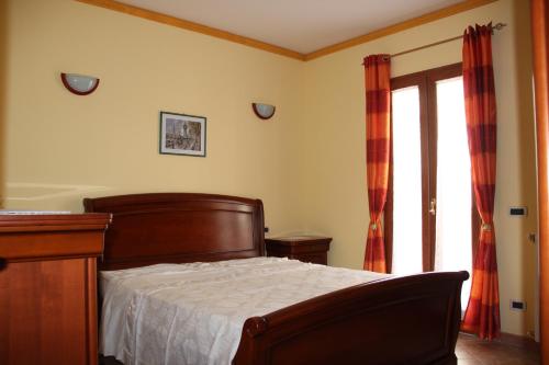 um quarto com uma cama e uma janela em Attico em Cefalù