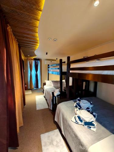 ein Zimmer mit drei Betten in einem Zimmer in der Unterkunft Como Laya Resort in Alaminos