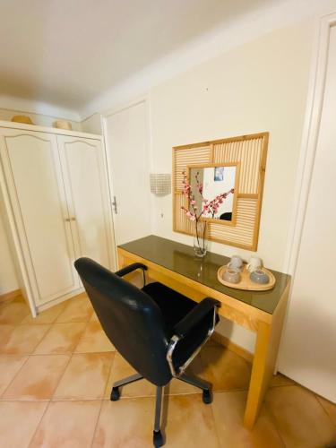 a desk with a chair in a room at Chambre indépendante maison Typique Provençale in Seillans
