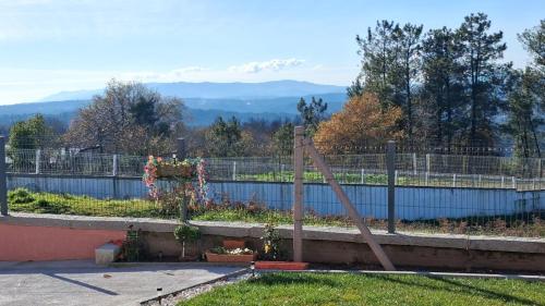 a garden with a wooden frame in the grass at Casa Rosàlia in Castro Daire