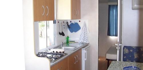 A kitchen or kitchenette at Camping La Sfinge