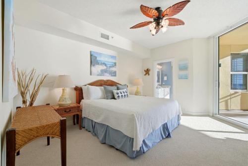 ein Schlafzimmer mit Bett und Deckenventilator in der Unterkunft Beach Colony East 12D in Perdido Key