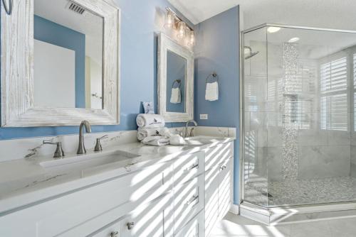 ein Badezimmer mit zwei Waschbecken und einer Dusche in der Unterkunft Beach Colony East 12D in Perdido Key