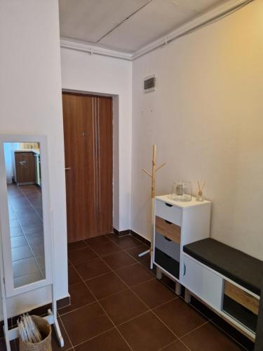 een kamer met een wastafel, een kast en een hal bij COM Home Floresti in Floreşti