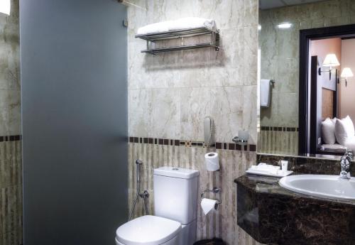 فندق رويال فينيسيا في المنامة: حمام مع مرحاض ومغسلة