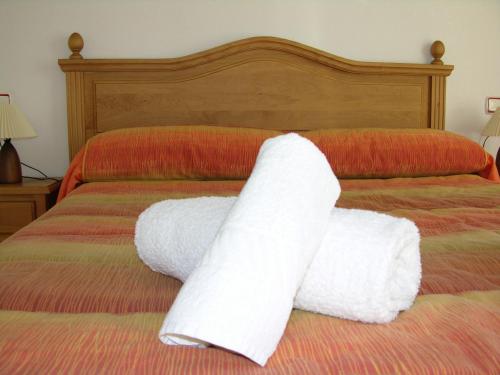 プラヤ・オンダにあるVerdemar 8907 - Resort Choiceのベッド1台(白いタオル2枚付)