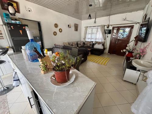 una cucina e un soggiorno con bancone fiorito di Hellena house a Nanyuki