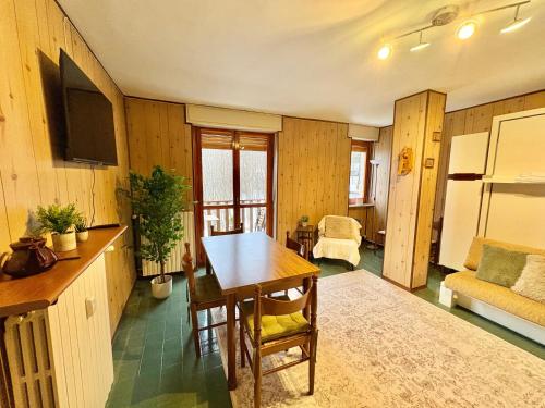 una cucina con un tavolo e una sala da pranzo di Accogliente appartamento a due minuti dal centro a Limone Piemonte