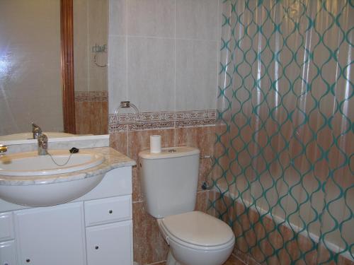 y baño con aseo y lavamanos. en Los Miradores Del Puerto - 5207, en La Manga del Mar Menor