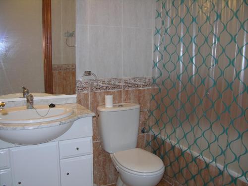 łazienka z toaletą i umywalką w obiekcie Los Miradores Del Puerto - 5207 w mieście La Manga del Mar Menor