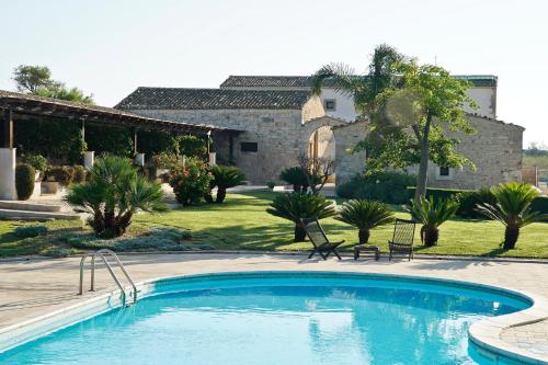 uma grande piscina em frente a uma casa em Torre Dantona Country Hotel 4 stelle em Pozzallo