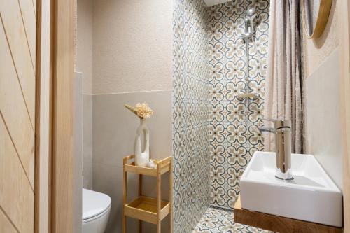 a bathroom with a white sink and a toilet at Willa Dunajec in Zakopane