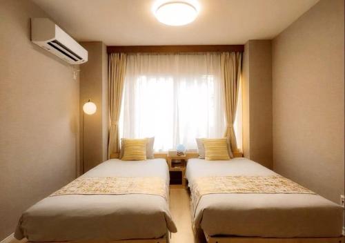 Mando Hotel 201 , 5-minute walk from Iryu subway , 15 Minutes to Senso-ji Temple , 1 bedroom with Shared Patio