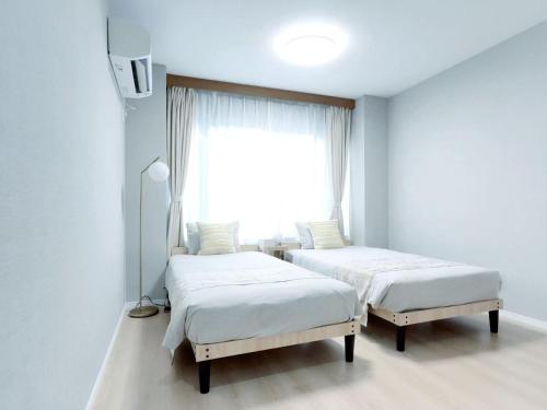 Mando Hotel 201 , 5-minute walk from Iryu subway , 15 Minutes to Senso-ji Temple , 1 bedroom with Shared Patio