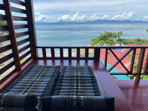 balcone con divano e vista sull'oceano di Mama's Bungalows Koh Chang Ranong a Ko Chang (Ranong)