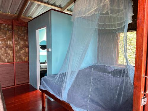 Giường trong phòng chung tại Mama's Bungalows Koh Chang Ranong