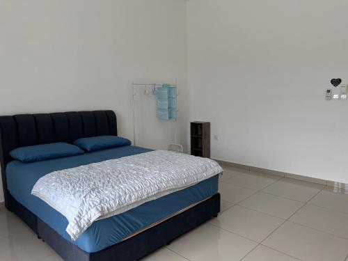 Giường trong phòng chung tại Cool Gateaway Seremban Homestay