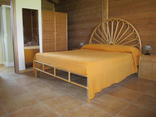 - une chambre avec un grand lit dans l'établissement Holiday home Stella di Sicilia, à Acquedolci