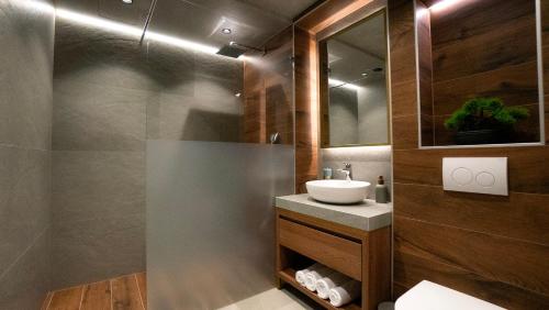 a bathroom with a sink and a mirror at Hotel Central in Inđija