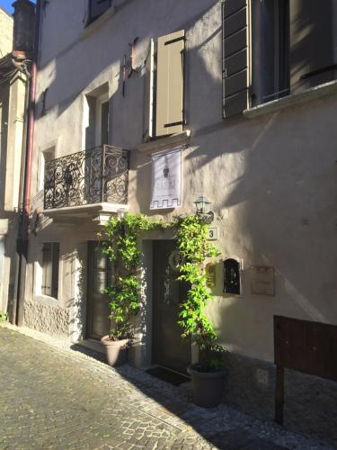 un edificio con plantas al lado de una calle en Residenza Dei Tolomei Polcenigo, en Polcenigo