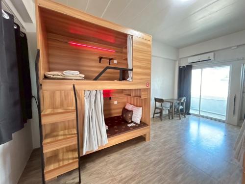 a room with a closet with a glass door at Comfy Hotels Self Check in and Share Bathroom คอมฟี่ โฮเทล เช็คอินด้วยตนเอง และ ห้องน้ำรวม in Samutprakarn