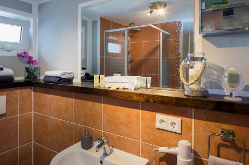 a bathroom with a sink and a mirror at Ferienhaus Reuter in Faurndau