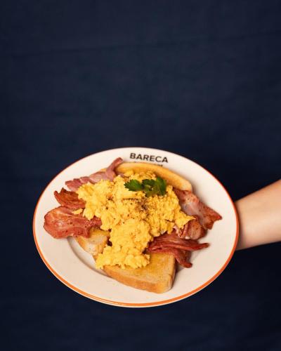 ein Frühstücksteller mit Speck und Eiern in der Unterkunft Bike & Boot Inns Peak District - Leisure Hotels for Now in Castleton