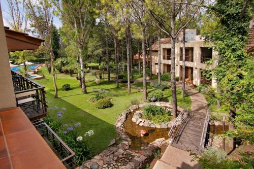 an aerial view of a backyard with a garden at Hotel Blumig in Villa General Belgrano